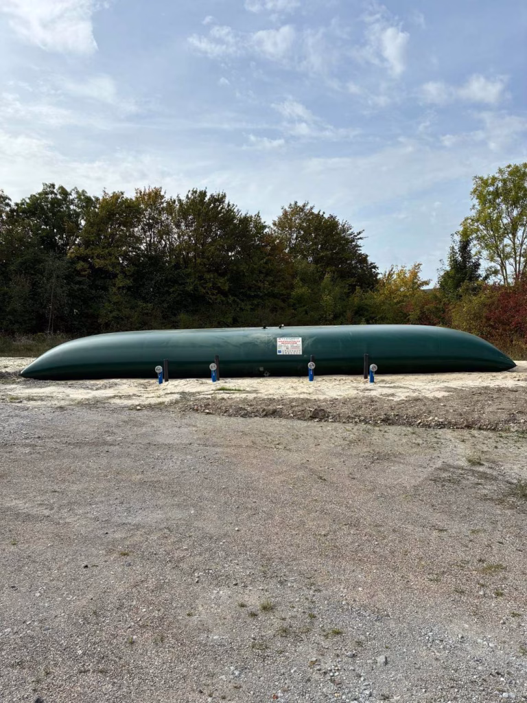 Grünes Löschwasserkissen mit 440 m³ auf Sandbett mit vier abgesetzten Sauganschlüssen mit Storz-Kupplung an der Zufahrt