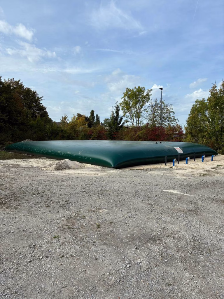 Gefülltes Löschwasserkissen auf geschotterter Aufstellfläche mit Storz-Sauganschlüssen an der Längsseite