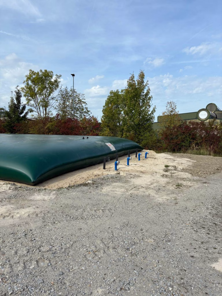 Seitenansicht eines Löschwasserkissens mit blauen Sauganschlüssen mit Storz-Kupplung und Entlüftungsrohren